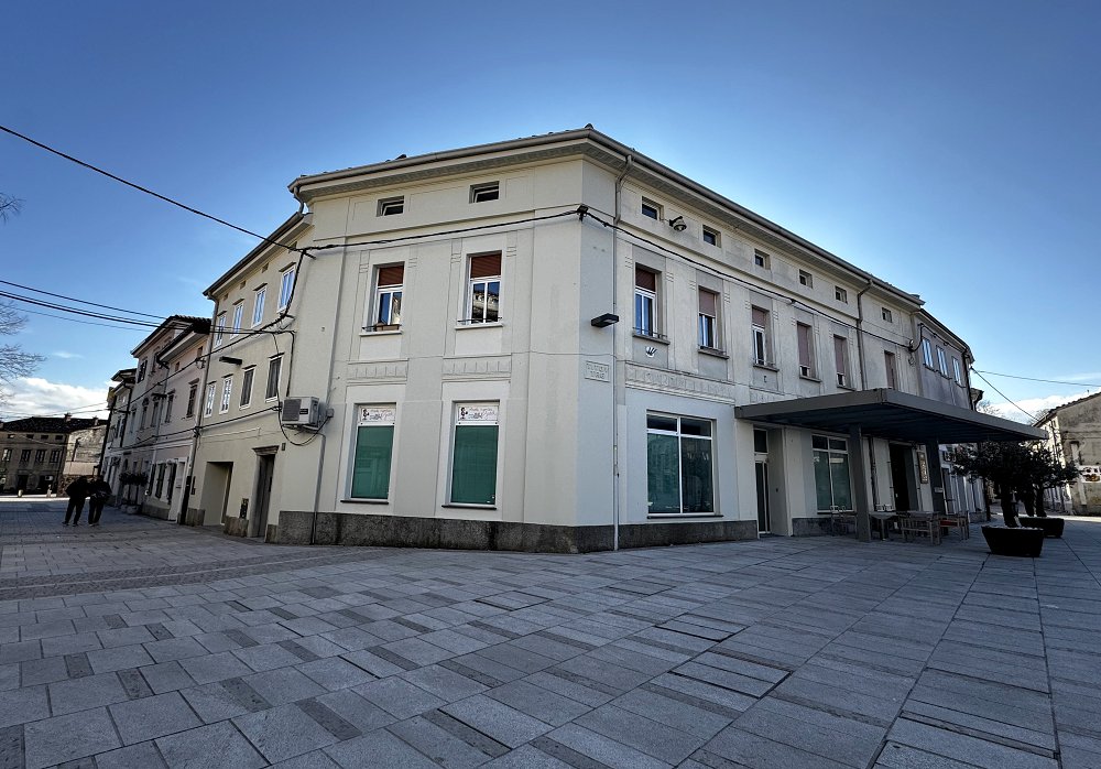 Lokarjeva galerija se začasno seli na Lavričev trg in vabi na odprtje razstave Silve Karim ter Katarine Spacal 