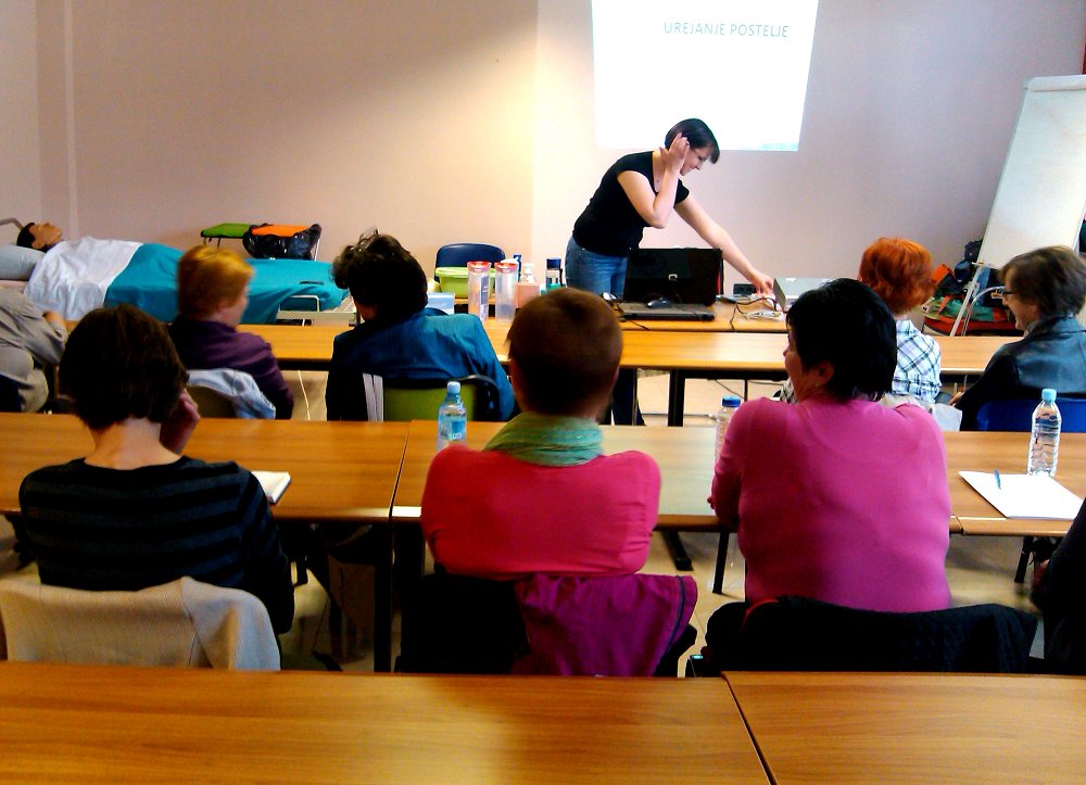 V Ajdovščini na voljo brezplačni tečaj nege bolnika na domu ter tečaj prve pomoči pri najmlajših