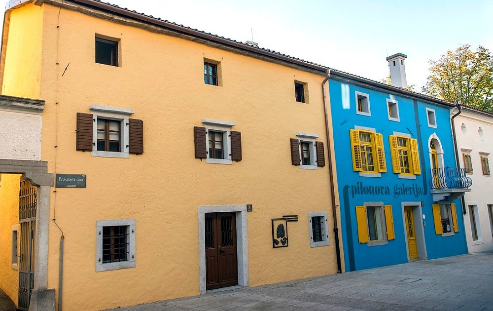 April v Pilonovi galeriji