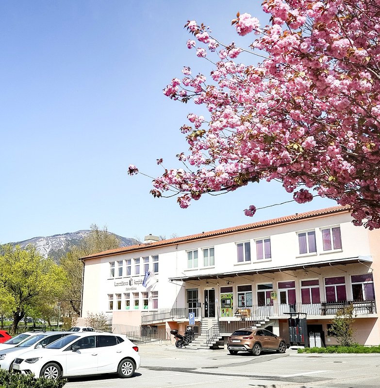 April v Lavričevi knjižnici – med potjo, spominom in pogumom besede