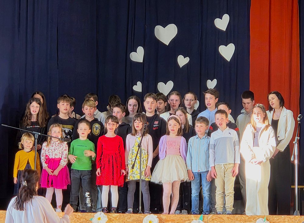 Dobravlje: otroci z nastopom ogreli srca ob materinskem dnevu