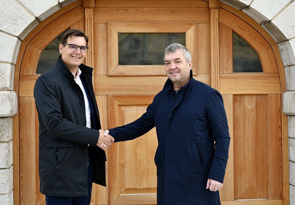 Občina Vipava podpisala pogodbi za najem in podelitev stavbne pravice za objekta na Glavnem trgu