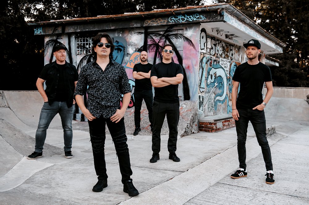 Skupina Pelhan s skladbo "Poljub" zamrzne čas: Zgodba o srečanju, ki se je moralo zgoditi