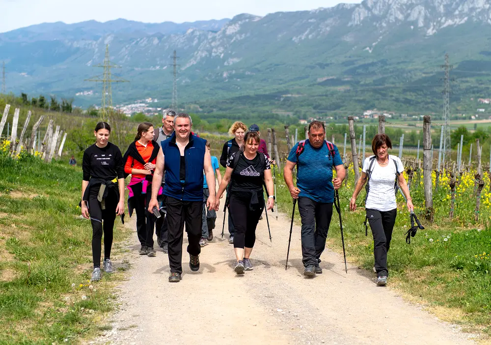 Na Slapu je potekal 12. tradicionalni pohod med vinogradi in slapovi