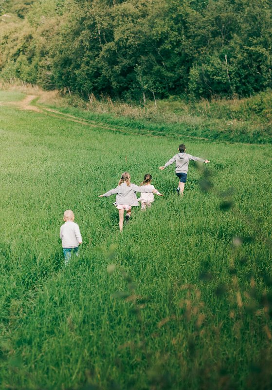 Kolumna: Da bo moj otrok še naprej imel svoje otroštvo – otroštvo brez filtra