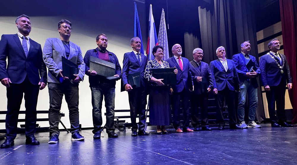 Petomajsko priznanje v roke KUD Razpotje in Združenju borcev za vrednote narodnoosvobodilnega boja Ajdovščina – Vipava