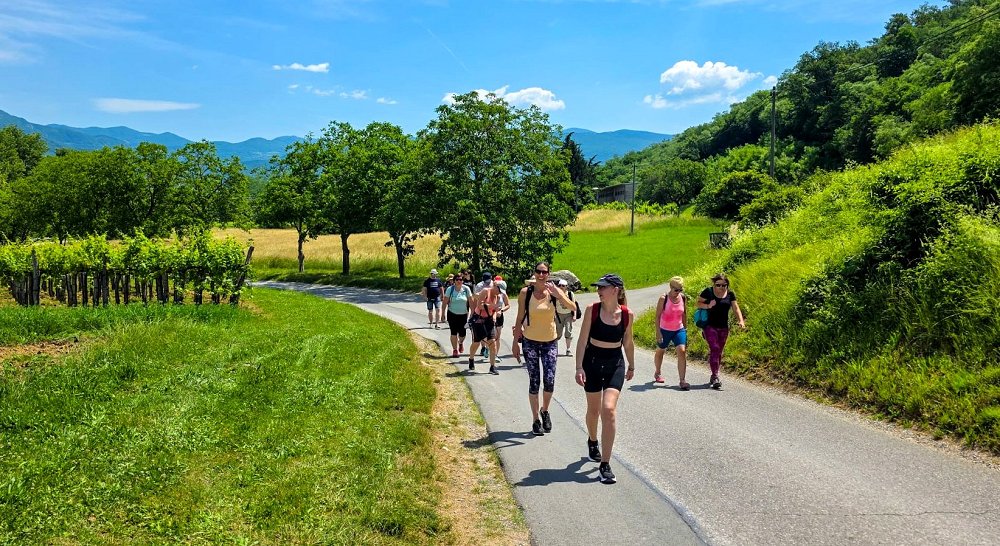 Po poteh Vipavskih žensk: zgodbe, ki povezujejo dediščino, regenerativni turizem in lokalno skupnost