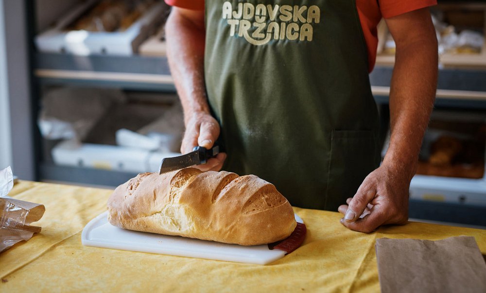 Kruh in sir na Ajdovski tržnici