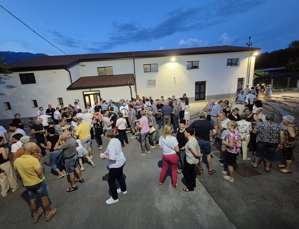  Čaroben Večer pod zvezdami v Selu: Rok Bavčar po dveh desetletjih ponovno zapel pred domačim občinstvom