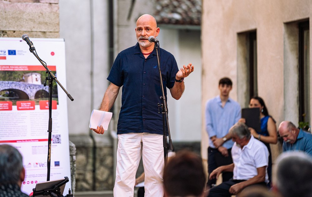 Recital »Pesniki med rekami in lagunami« v Podnanosu združil poezijo in glasbo