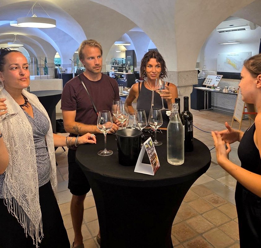 V Vipavi turistom na voljo brezplačna degustacija zelena in pinele