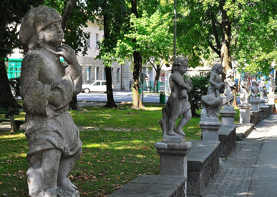 Vipava_statues_in_front_of_the_Lanthieri_castle_26092009_166.jpg
