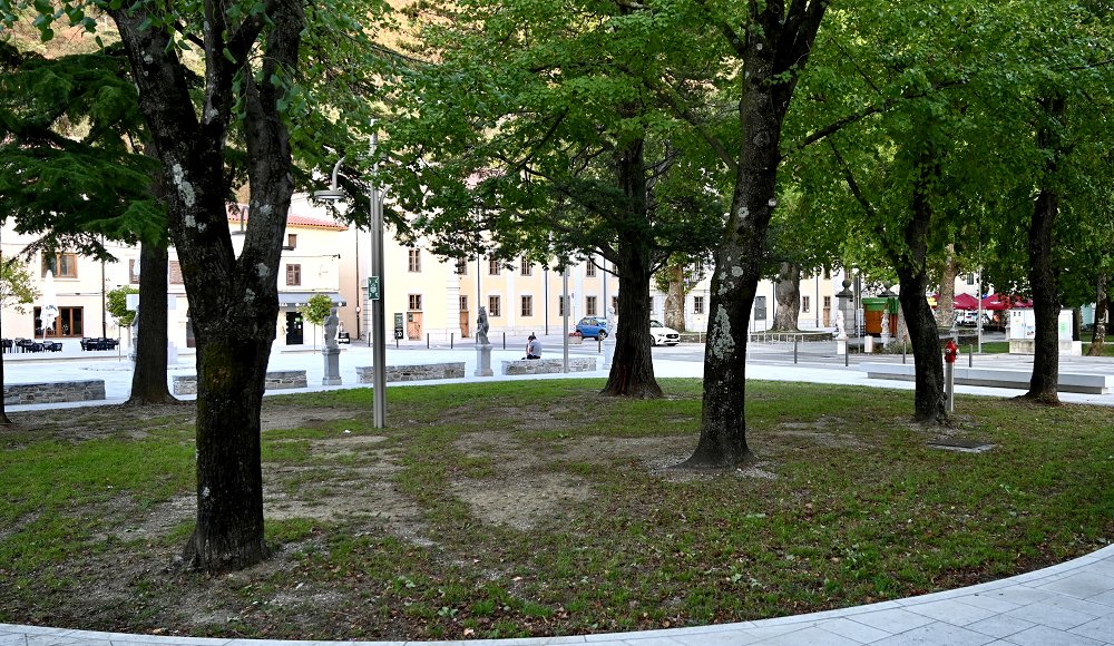 Začetek urejanja otroškega igrišča na Glavnem trgu, brvi v Podskali in drugih zelenih ureditev    