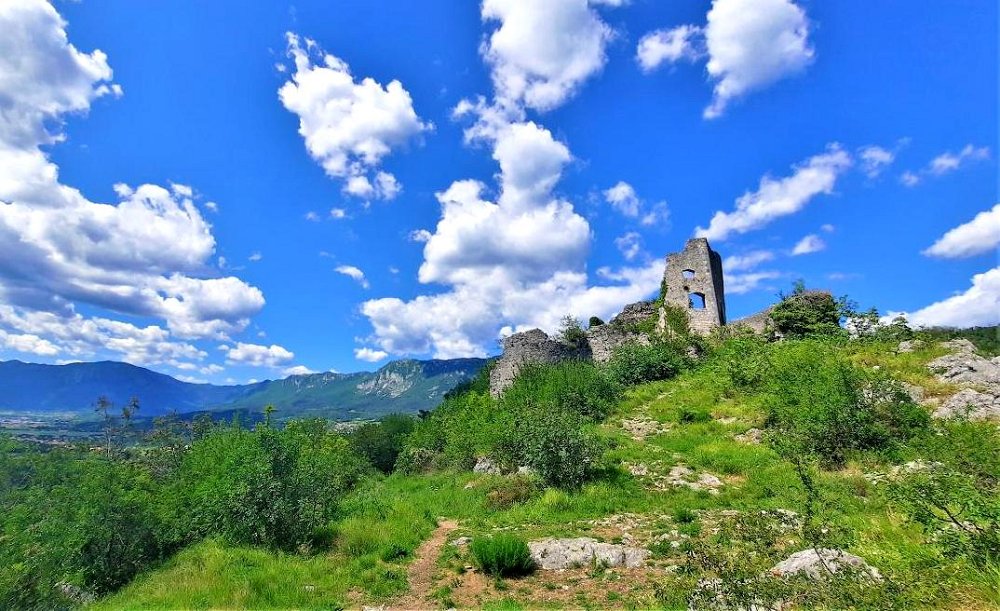 Bo vipavski Stari grad postal spomenik državnega pomena?