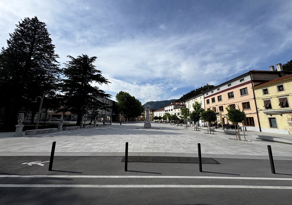 Vipava tik pred zaključkom prometne ureditve Glavnega trga
